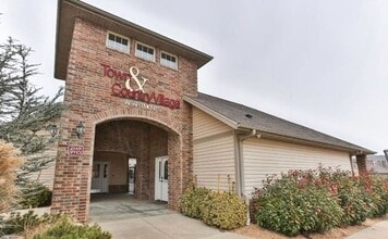 Town & Country Apartments in Ozark, MO - Foto de edificio - Building Photo