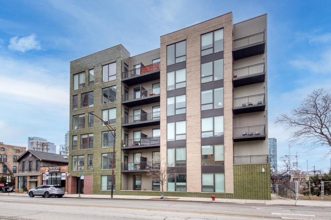 851 W Grand Ave, Unit 606 in Chicago, IL - Building Photo