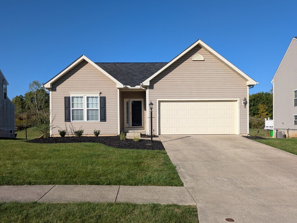 7656 Meadow Brooke Way in Northfield, OH - Building Photo