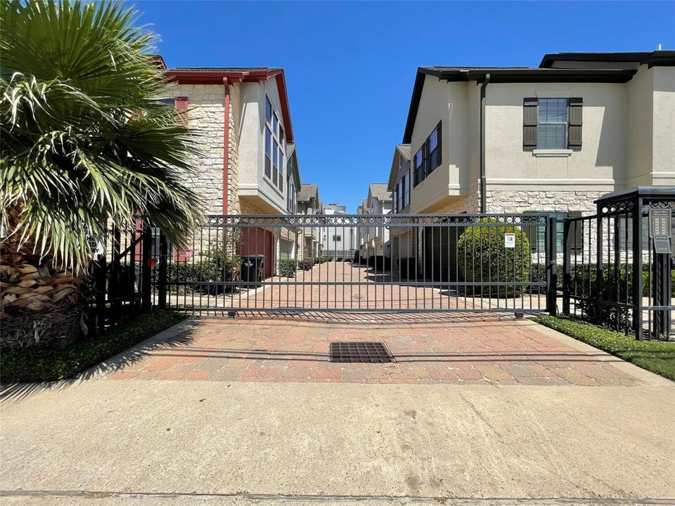 2935 Clinton Dr in Houston, TX - Building Photo