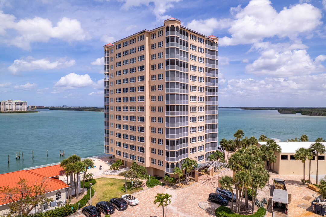 Island Beach Club in Bonita Springs, FL - Foto de edificio