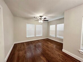 624 E Magnolia St in Angleton, TX - Building Photo - Building Photo