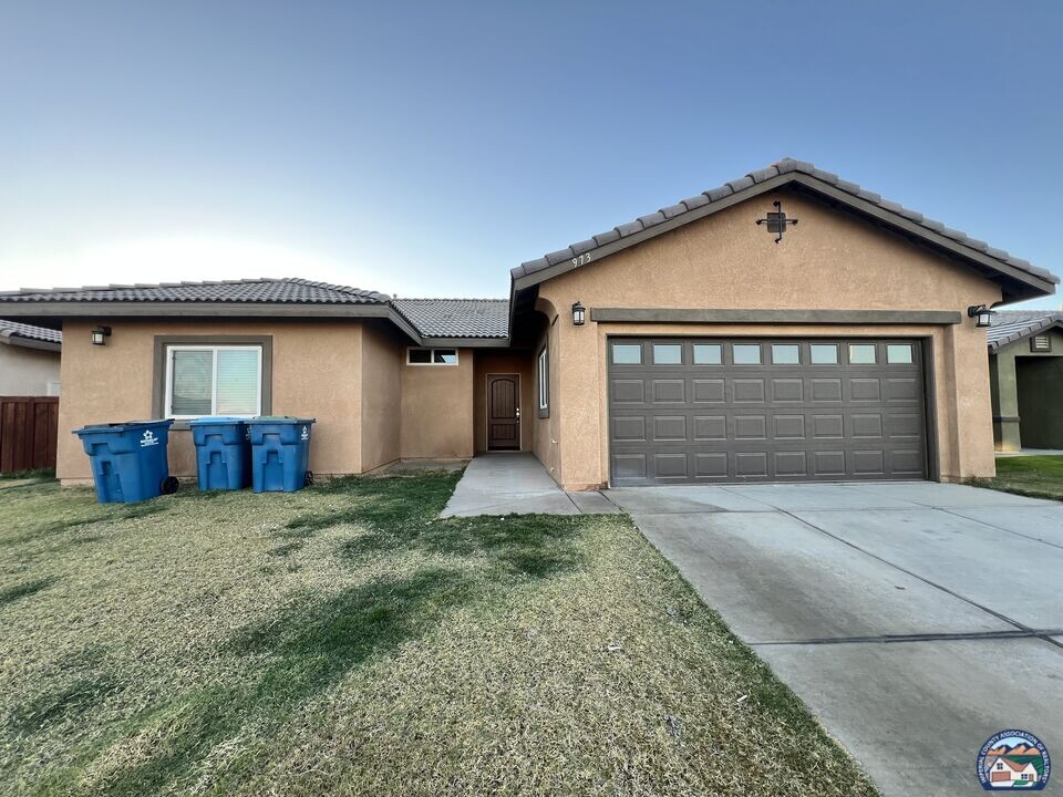 973 Madison Ave in Brawley, CA - Building Photo