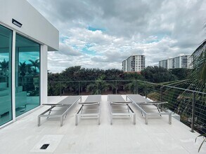 243 Venetian Dr in Delray Beach, FL - Building Photo - Building Photo