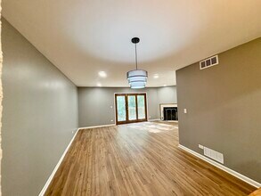 213 Pamela Dr in Bolingbrook, IL - Building Photo - Building Photo