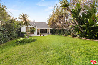 134 N Bowling Green Way in Los Angeles, CA - Building Photo - Building Photo