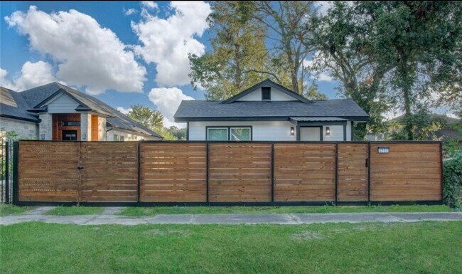 3222 Berry St in Houston, TX - Building Photo - Building Photo