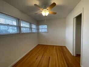 306 Russell Rd in Alexandria, VA - Foto de edificio - Building Photo