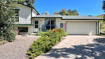 10617 W Lehigh Pl in Lakewood, CO - Building Photo