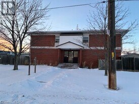 2251 Mountainside Dr in Burlington, ON - Building Photo