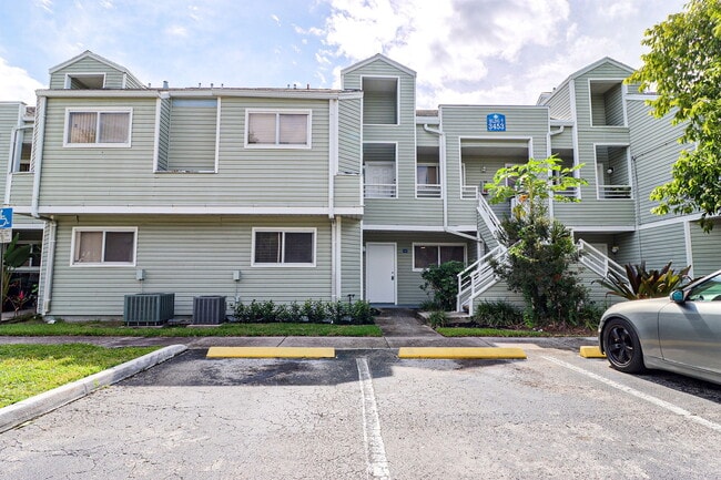 3453 NW 44th St in Lauderdale Lakes, FL - Building Photo - Building Photo