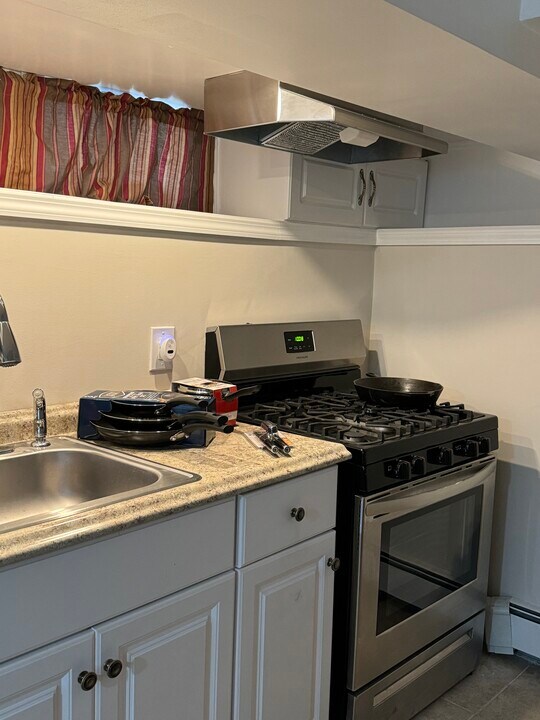 93 Brookside Ave, Unit Walk in in Mount Vernon, NY - Building Photo