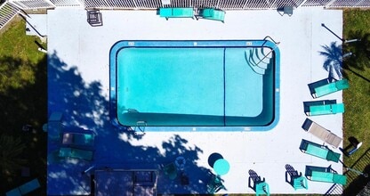 1720 NW 37th St in Oakland Park, FL - Foto de edificio - Building Photo