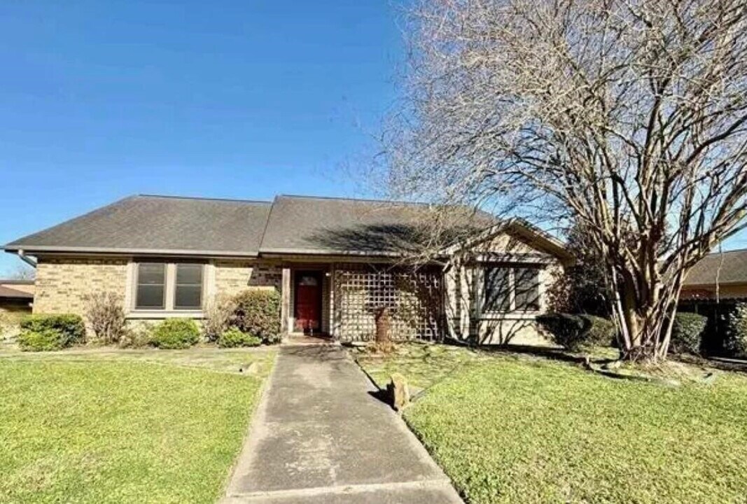 1218 Meadowridge Dr in Beaumont, TX - Building Photo