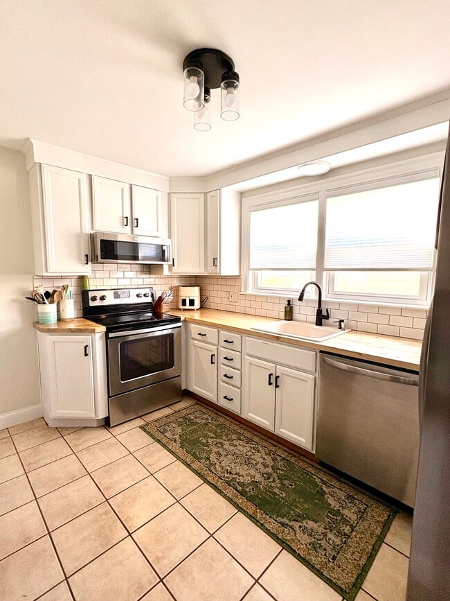 96 Margarite Rd, Unit 1 in Middletown, CT - Foto de edificio - Building Photo