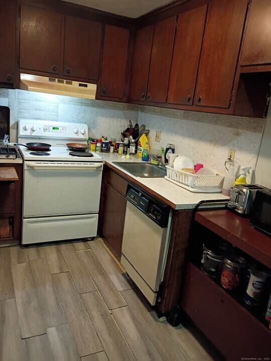 515 Emmett St in Bristol, CT - Building Photo