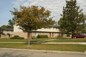 Hampshire House in Warren, OH - Building Photo - Building Photo