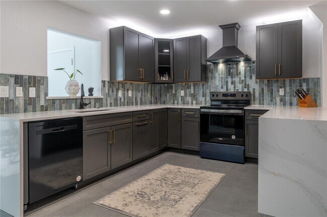 1097 Eden Isle Blvd NE in St. Petersburg, FL - Building Photo - Building Photo