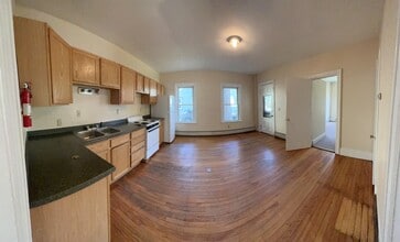 21 Loomis St, Unit 1 in Burlington, VT - Foto de edificio - Building Photo