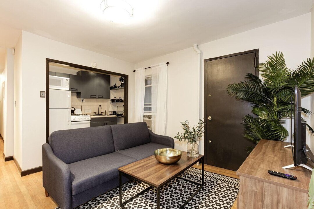 120 W 71st St in New York, NY - Building Photo