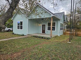 700 N Avenue C in Elgin, TX - Building Photo