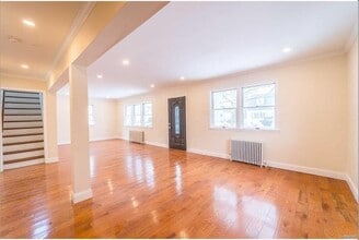 44 Ruxton St in New Hyde Park, NY - Building Photo - Building Photo