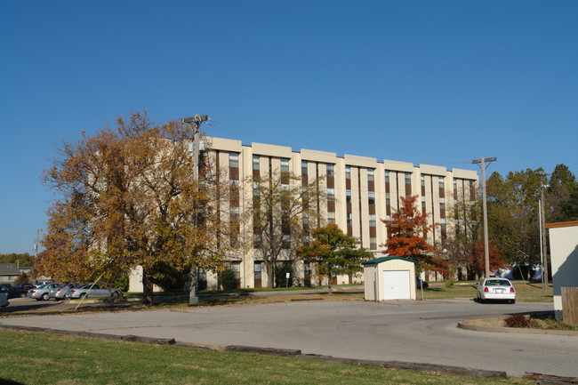 Peachtree Plaza Tower in Haysville, KS - Building Photo - Building Photo