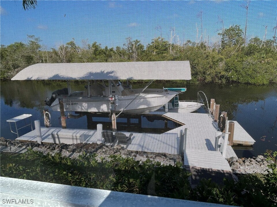 1521 Gordon River Ln in Naples, FL - Building Photo