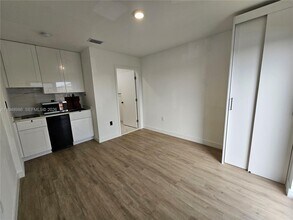 215 NW 13th Pl in Florida City, FL - Building Photo - Building Photo