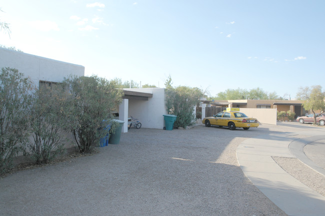 10 E Mills Dr in Tucson, AZ - Building Photo - Building Photo