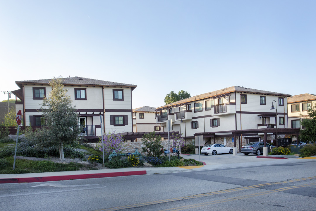 Agoura Luxury Townhouses in Agoura Hills, CA - Foto de edificio