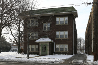 Cove Villa Apartments in Lakewood, OH - Building Photo - Building Photo