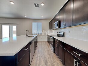 5624 Blue Wonder St in North Las Vegas, NV - Foto de edificio - Building Photo