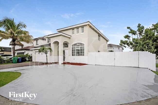 10223 SW 227th Ln in Cutler Bay, FL - Foto de edificio - Building Photo