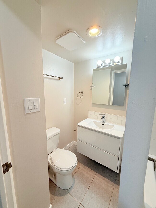 Beacon Hill Apartments in North Vancouver, BC - Building Photo - Building Photo