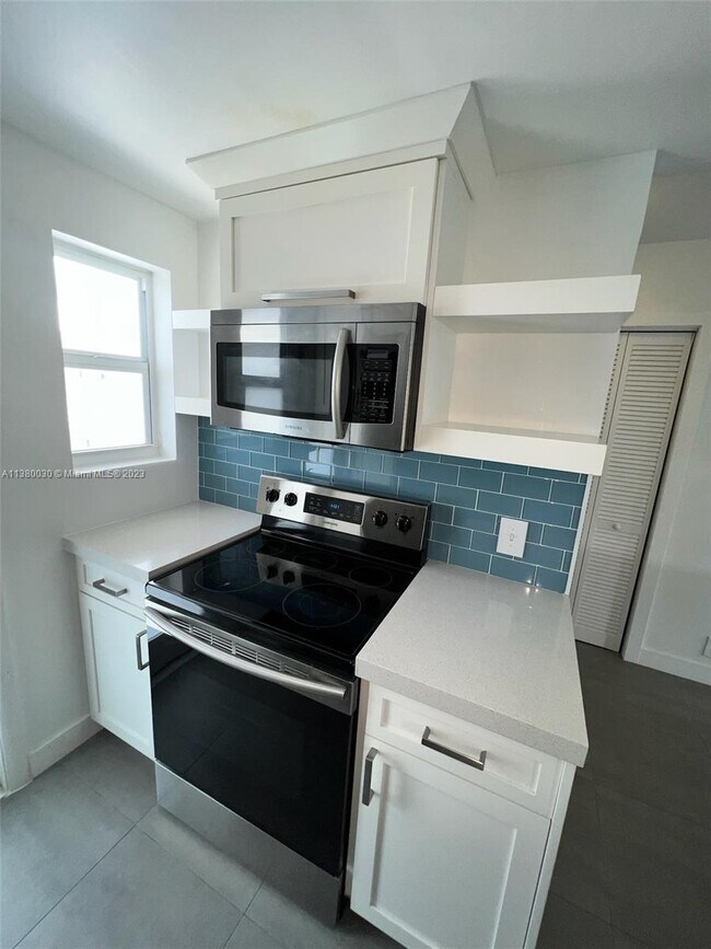 240 Galen Dr, Unit 304 in Key Biscayne, FL - Building Photo - Building Photo