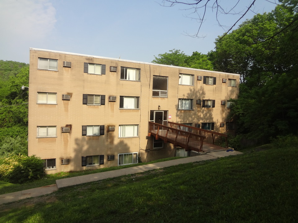Selim Manor in Cincinnati, OH - Building Photo