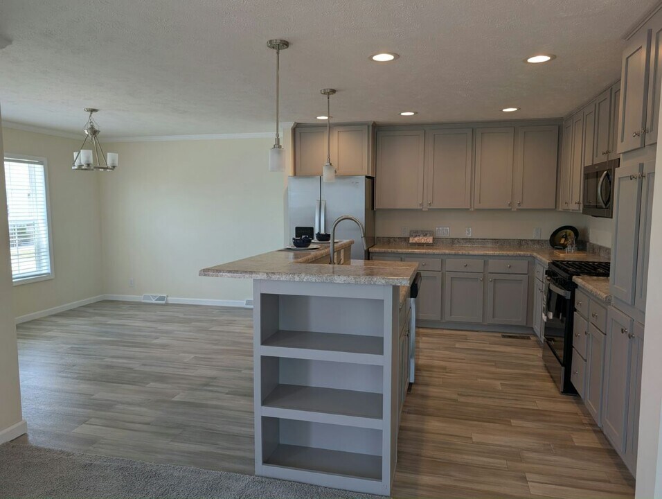 52546 Elmcrest Ct in Chesterfield, MI - Building Photo
