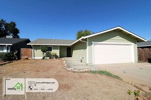 2452 Capella St in Redding, CA - Building Photo