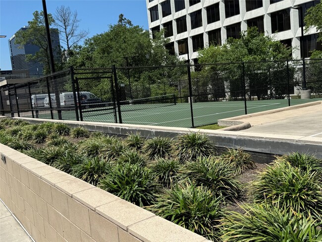 49 Briar Hollow Ln in Houston, TX - Foto de edificio - Building Photo