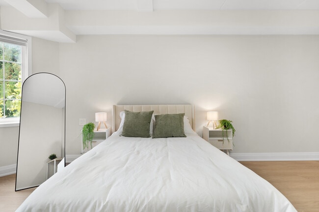 7737 Lundy's Ln in Niagara Falls, ON - Building Photo - Building Photo