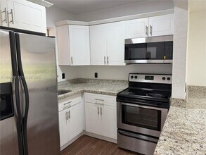 6625 W 4th Ave in Hialeah, FL - Building Photo - Building Photo