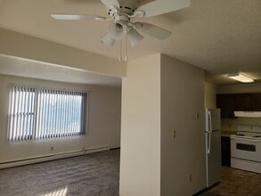 626 2nd Ave E, Unit 2 in West Fargo, ND - Foto de edificio - Building Photo