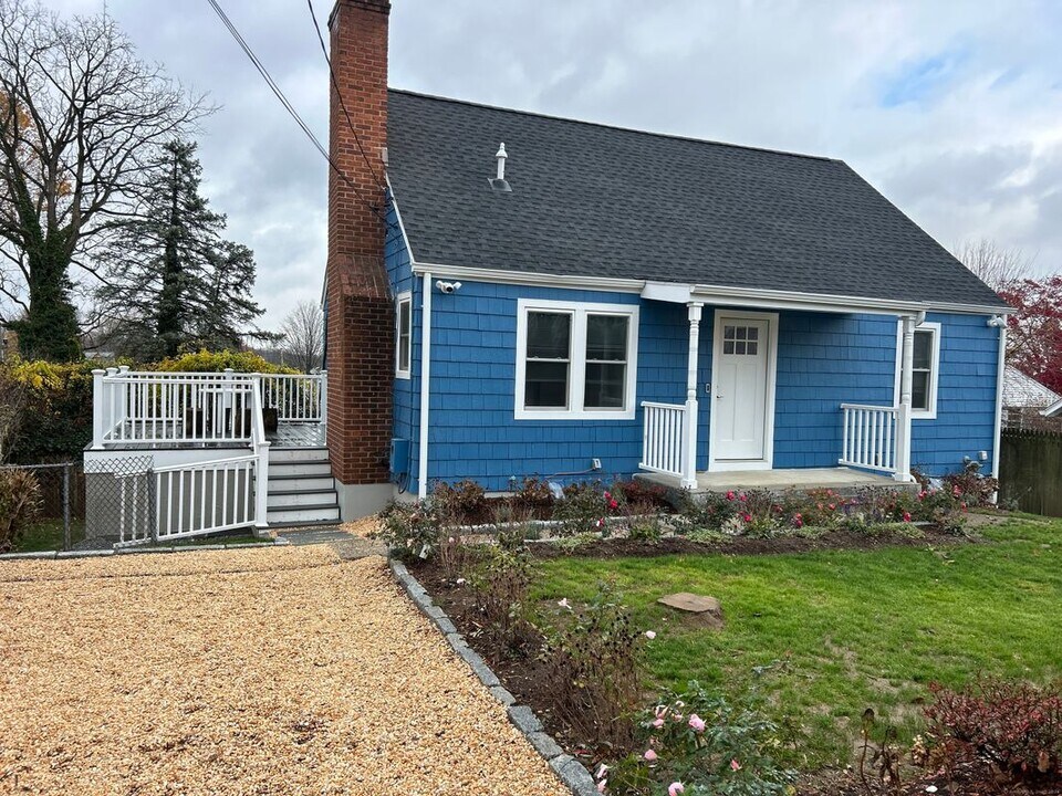 13 Leuvine St in Norwalk, CT - Building Photo