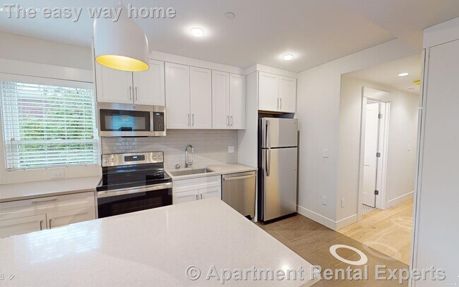 208-210 Banks St Unit #2, Unit #2 in Cambridge, MA - Building Photo - Building Photo