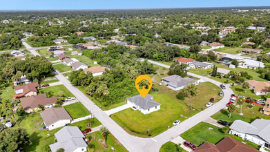 924 Tropical Ave NW in Port Charlotte, FL - Foto de edificio - Building Photo