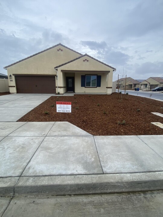 7828 Strawberry Ln in Bakersfield, CA - Building Photo