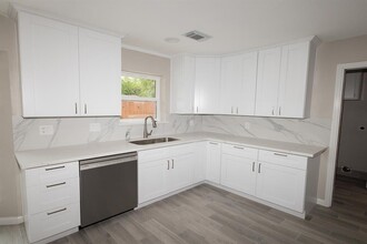 8335 Langdon Ln in Houston, TX - Building Photo - Building Photo