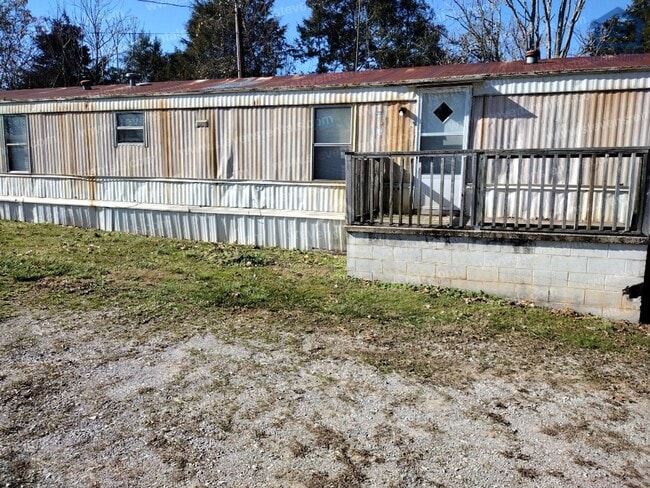 211 Holly Berry Ln in Sparta, TN - Building Photo - Building Photo