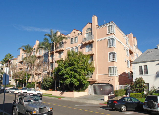 Cloverdale Towers in Los Angeles, CA - Building Photo - Building Photo